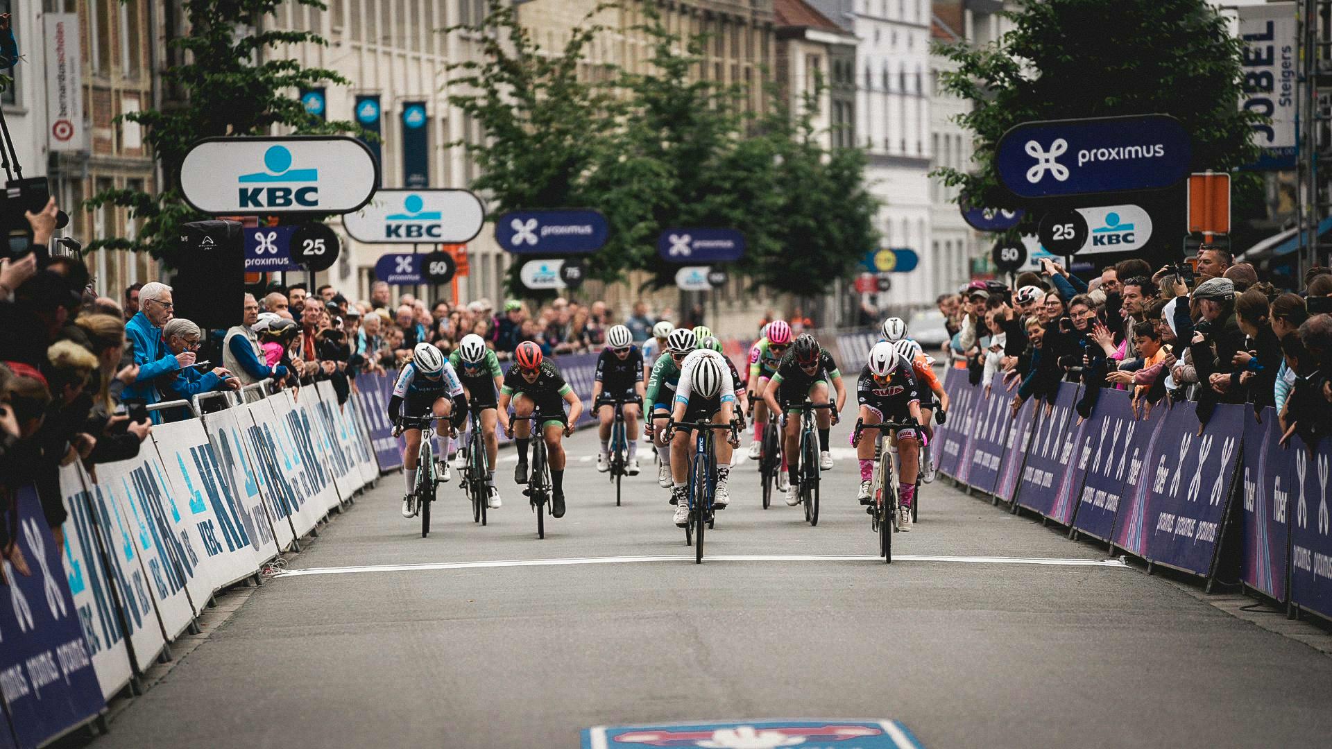 Justine Baud wins Women's U17 race in millimetre sprint