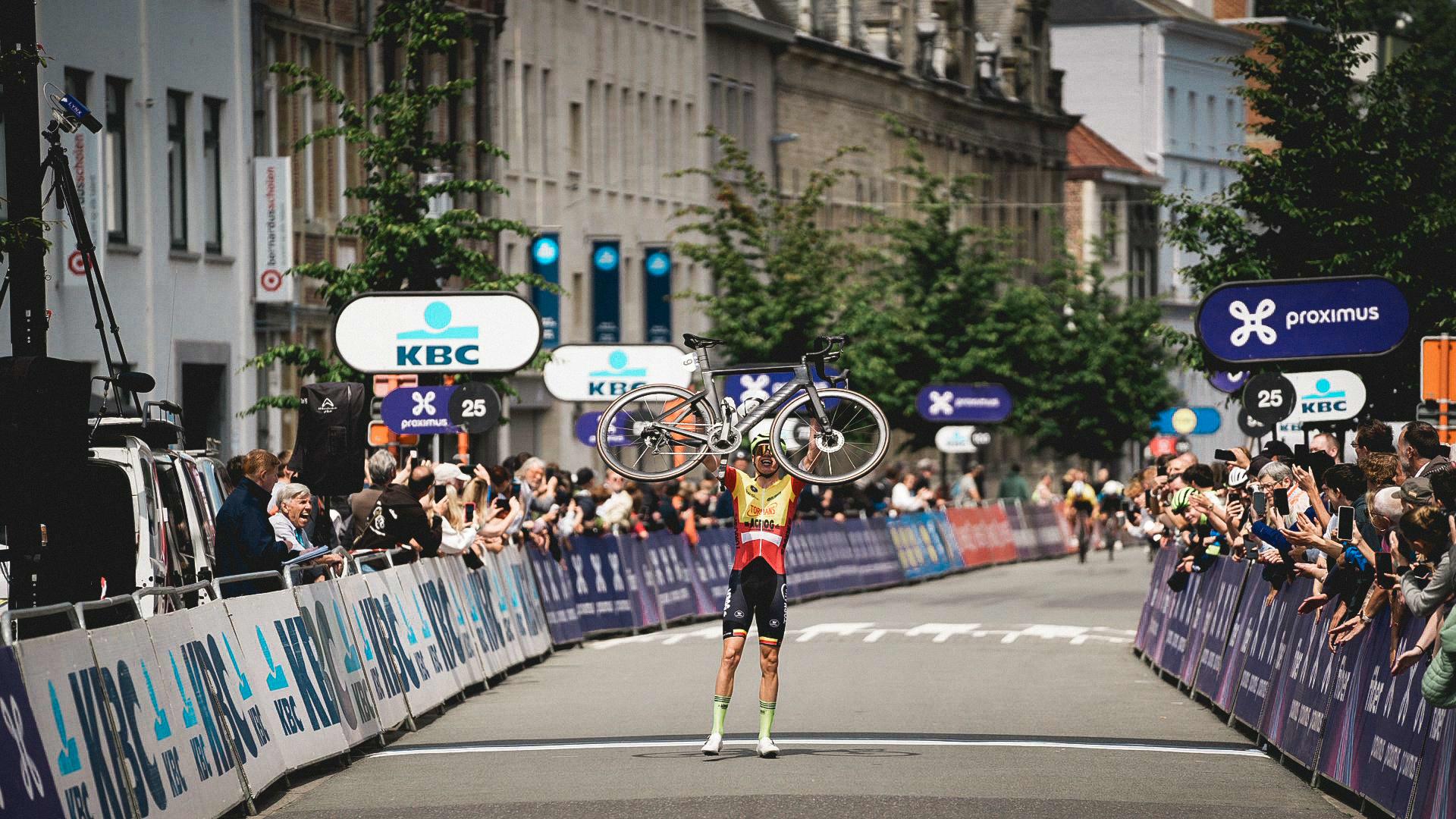 Jinze Joris sprints to victory with an impressive solo effort in the Men’s U17 race