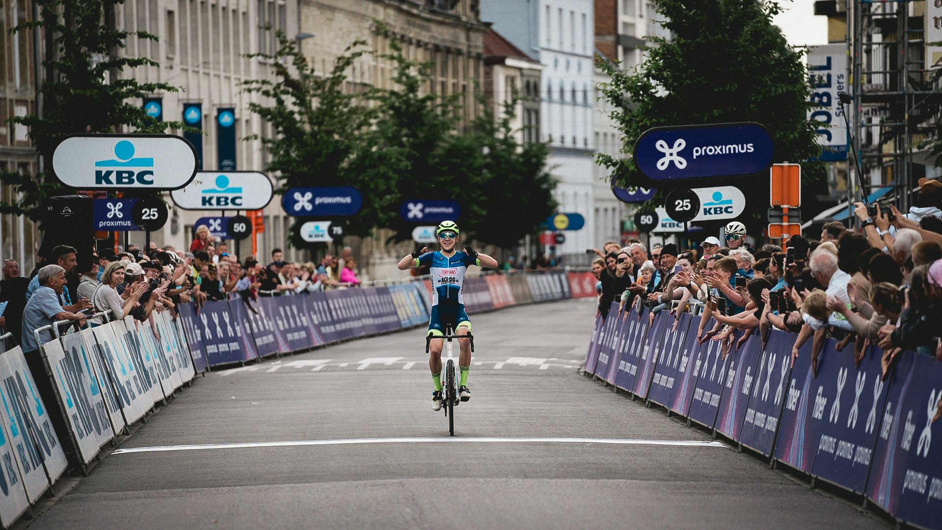 Aless De Bock solos to victory in the Men's U19