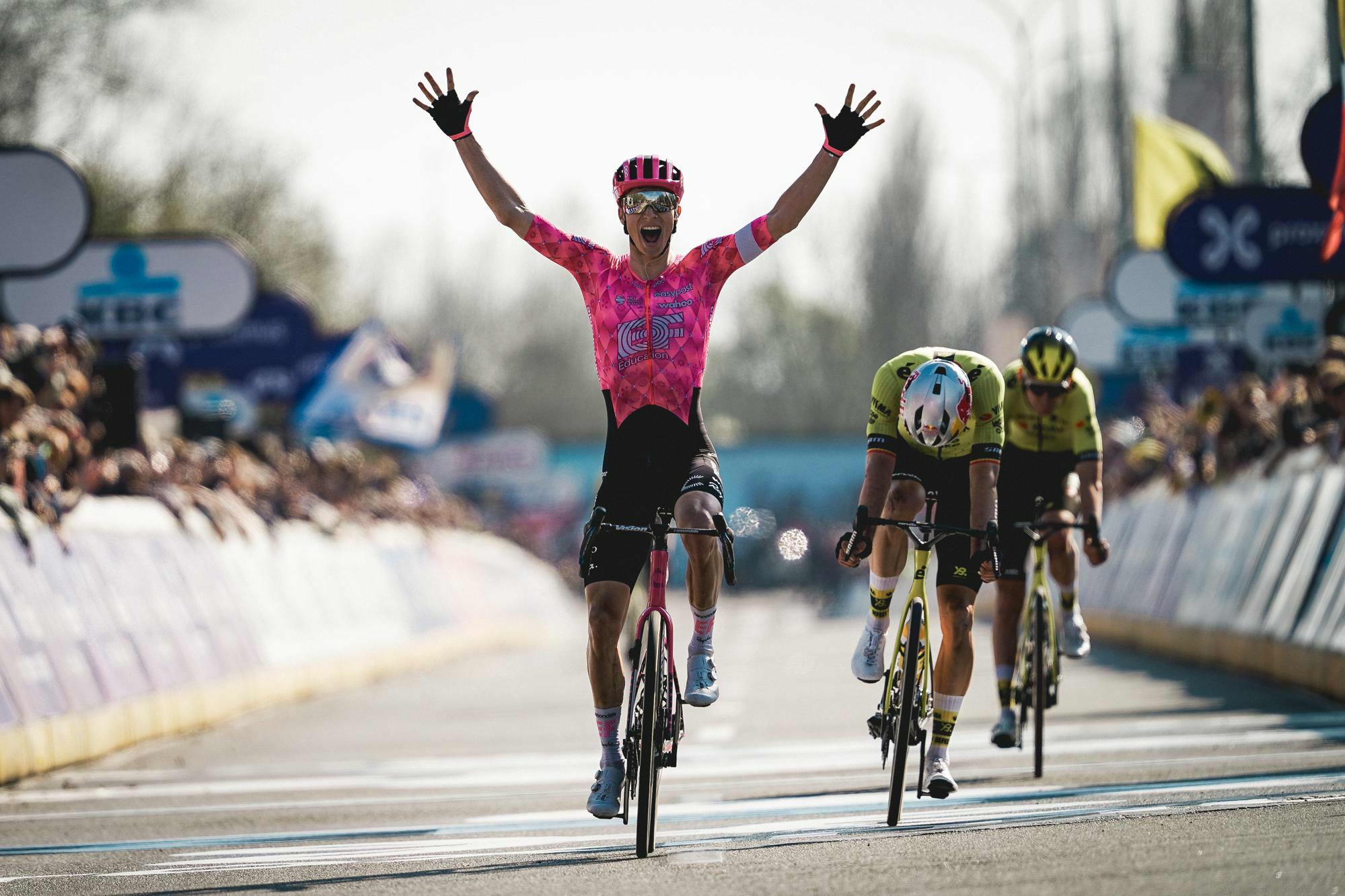 Powless sprinte plus vite que Van Aert