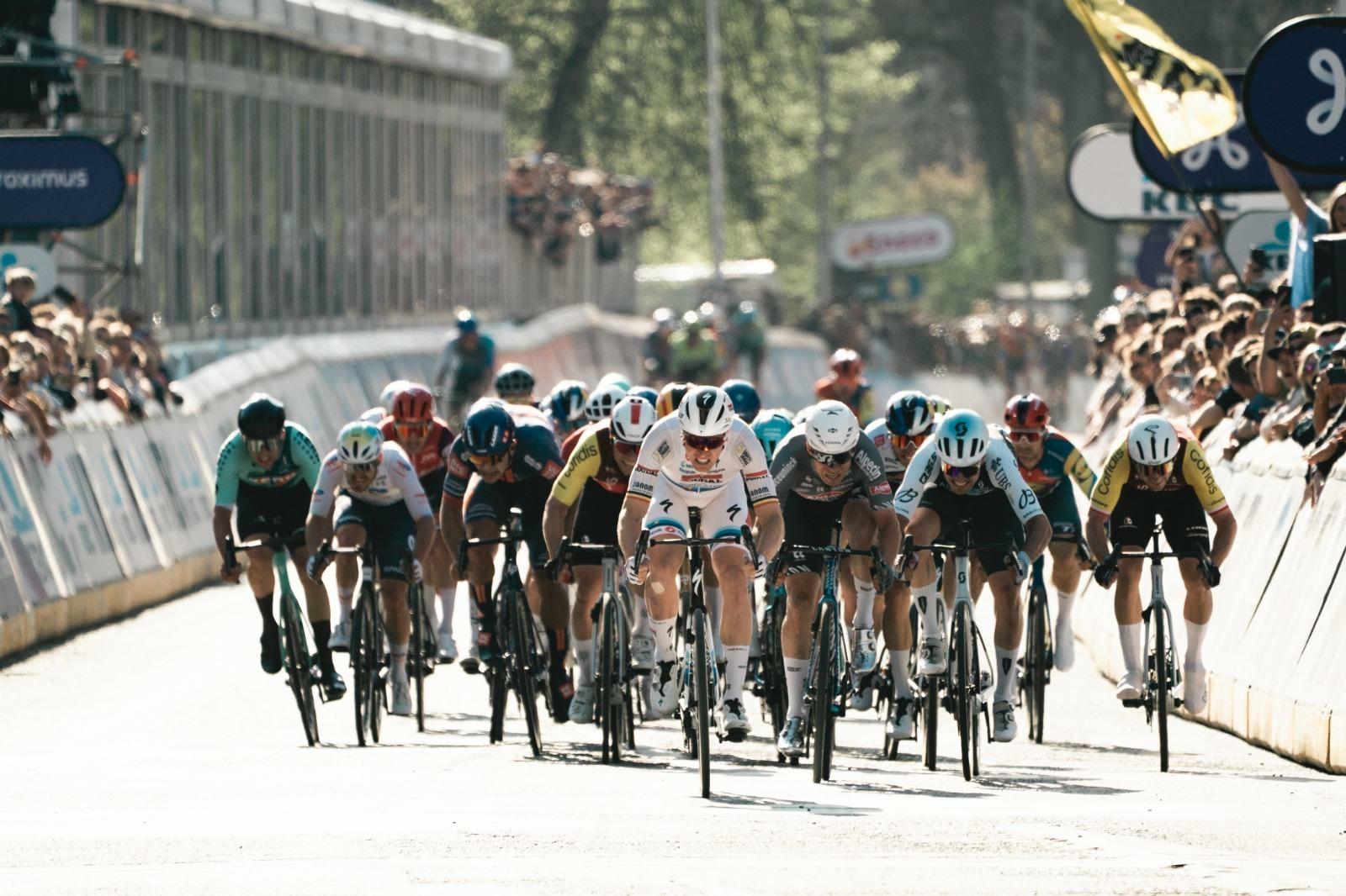 Merlier sprints past Philipsen to second win in Schoten