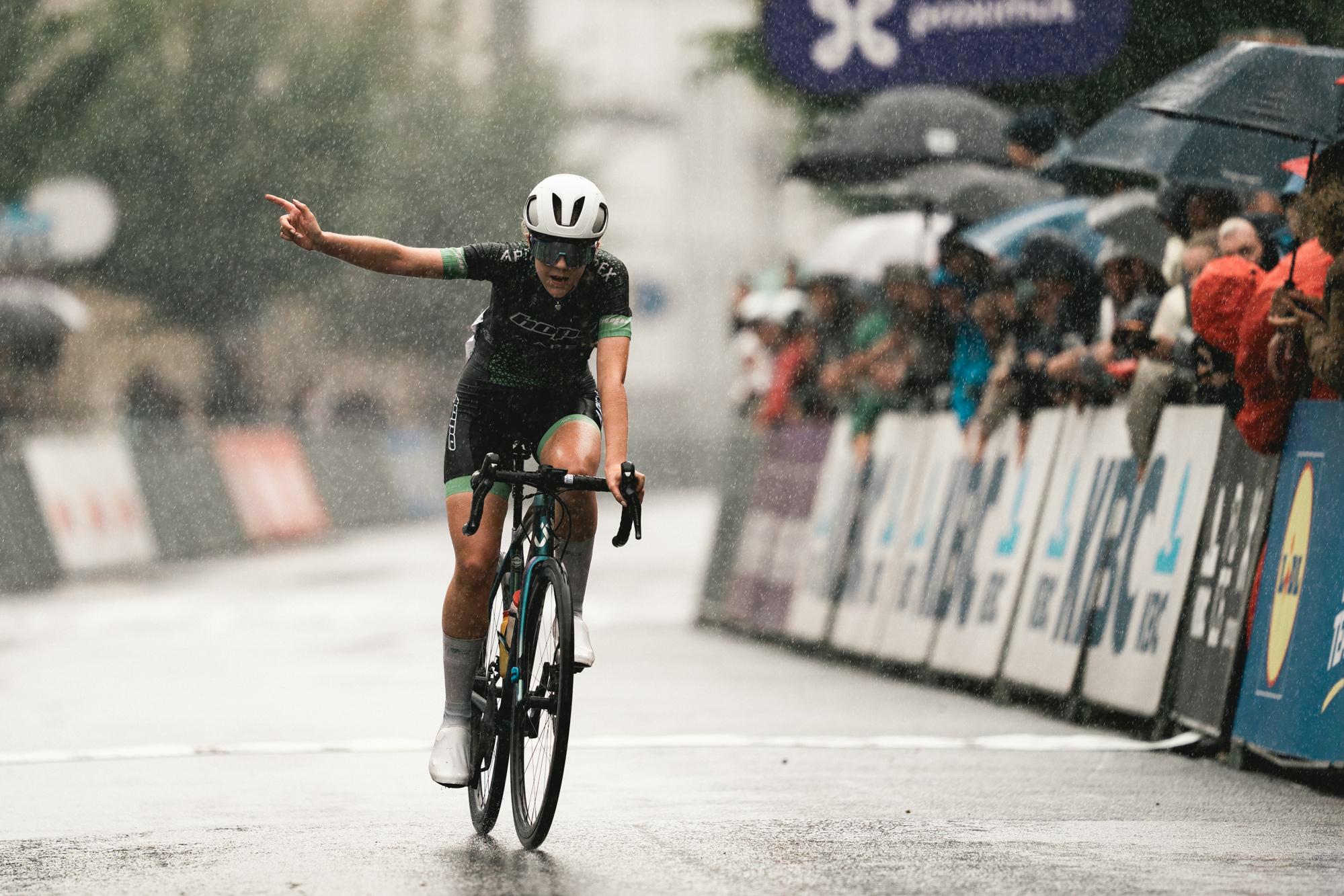 Melanie Rowe soloes to victory in the U17 Women's Race