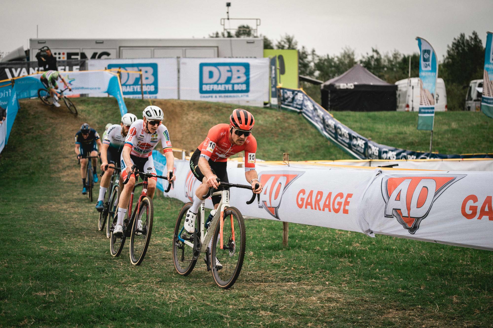 Michael Vanthourenhout sprints to victory in Ruddervoorde