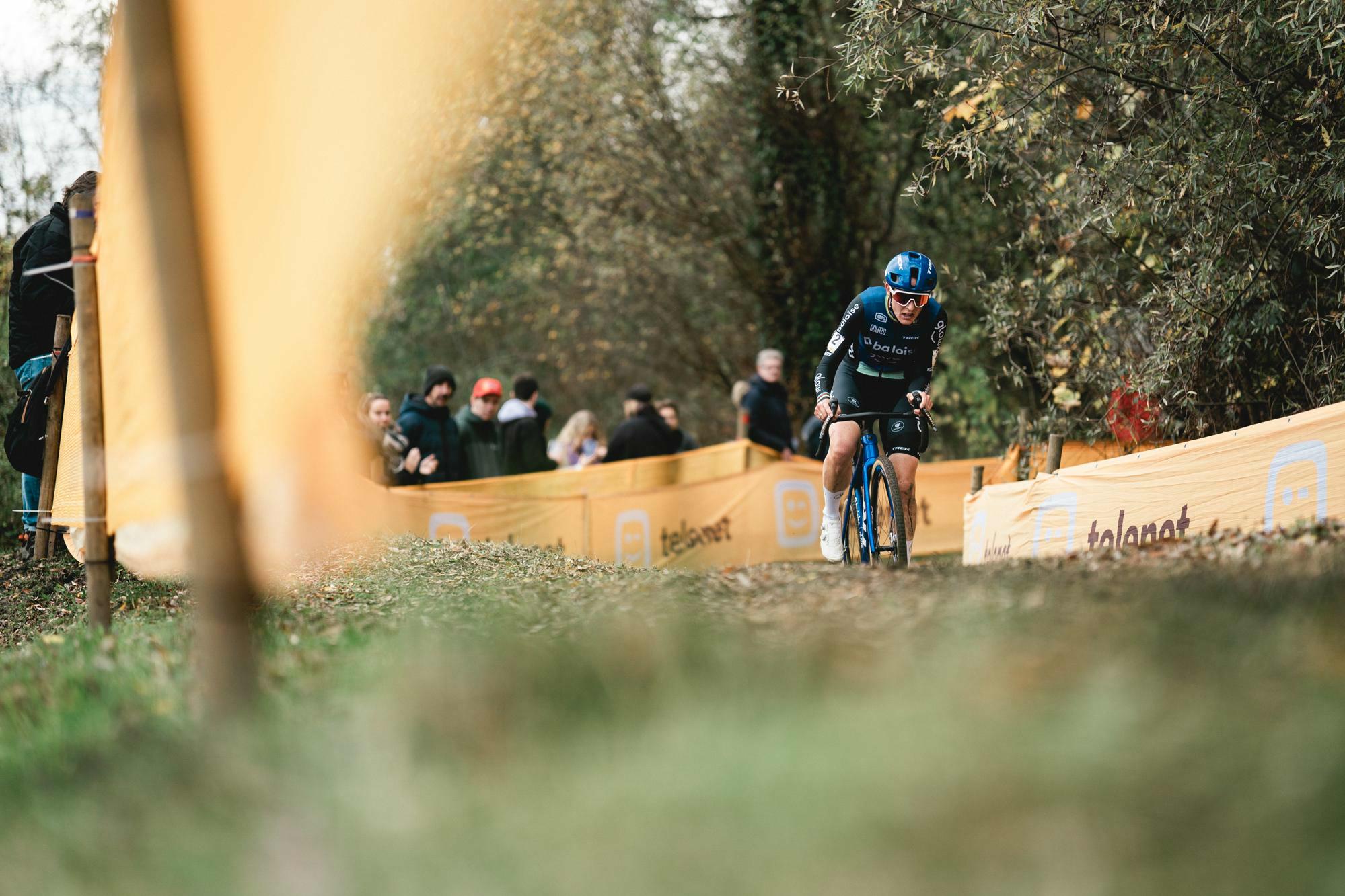 Brand domine à Niel