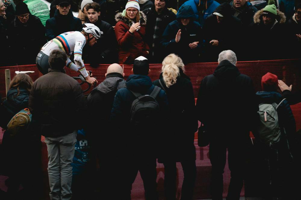 Wereldkampioen Van der Poel aan het feest in Namur