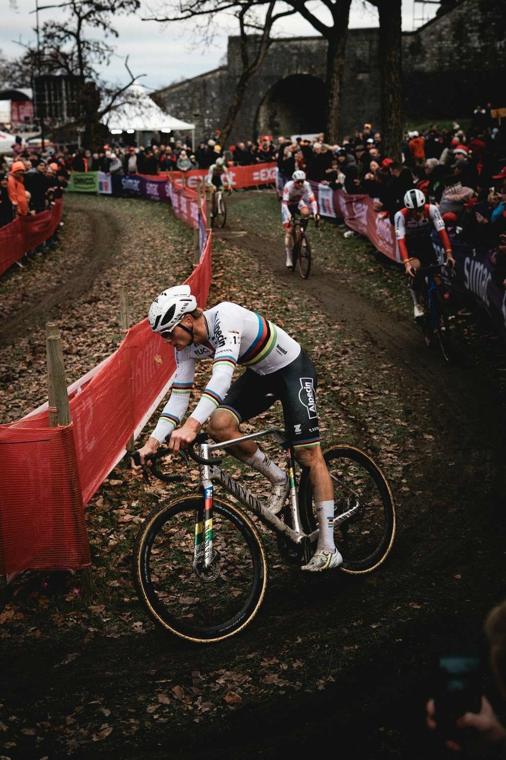 Le champion du monde Van der Poel en fête à Namur